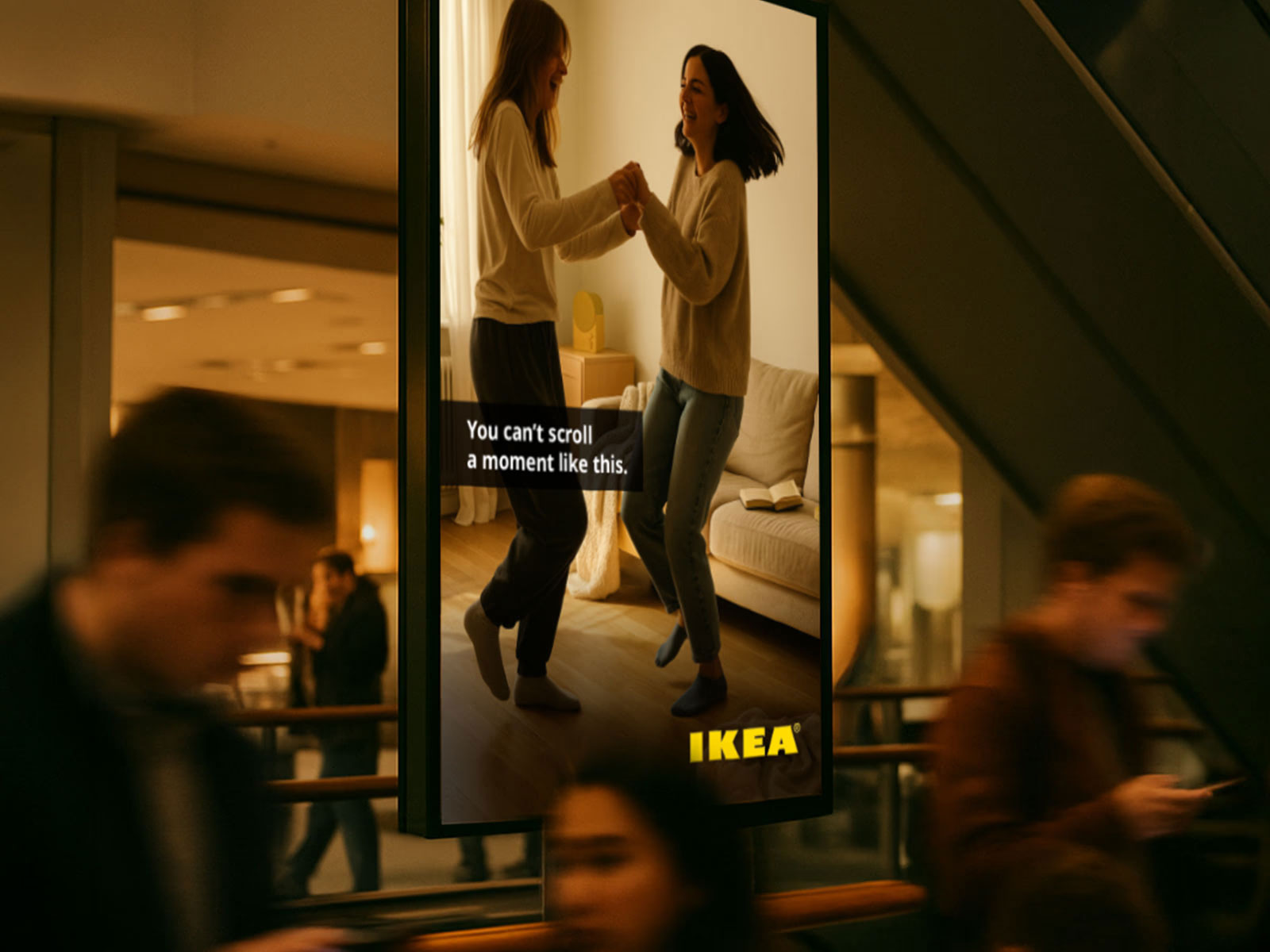 IKEA — kampania w przestrzeni (DOOH): „You can’t scroll a moment like this” na ekranie w galerii