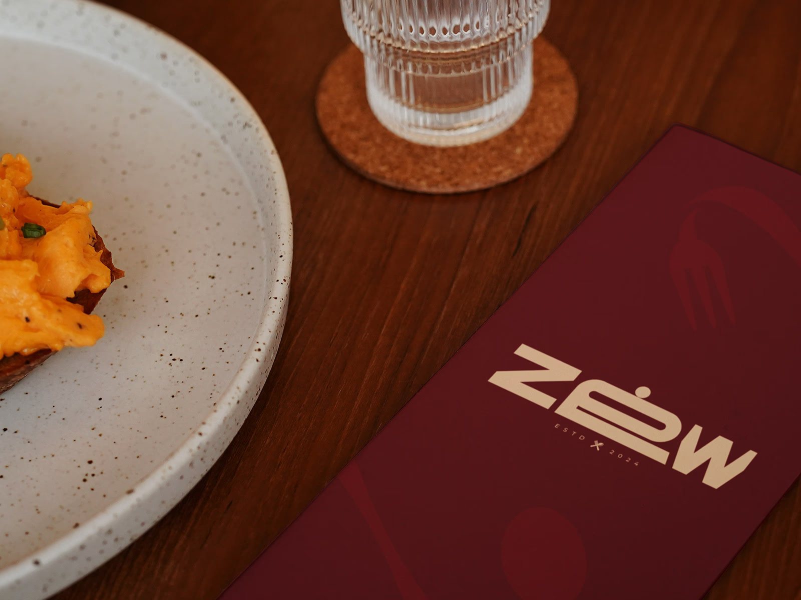 ZEW — menu na stole, danie i detale w klimacie restauracji